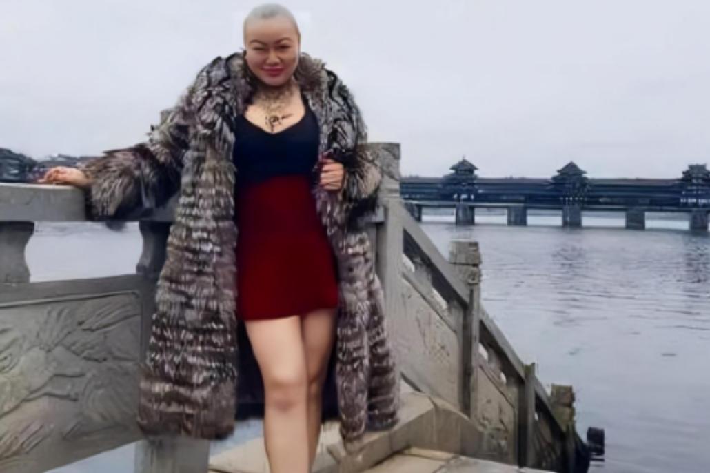 “谁娶我，我送他一辆宾利。”2019 年，一名光头肥乳的女子，身着皮草，手上挂满