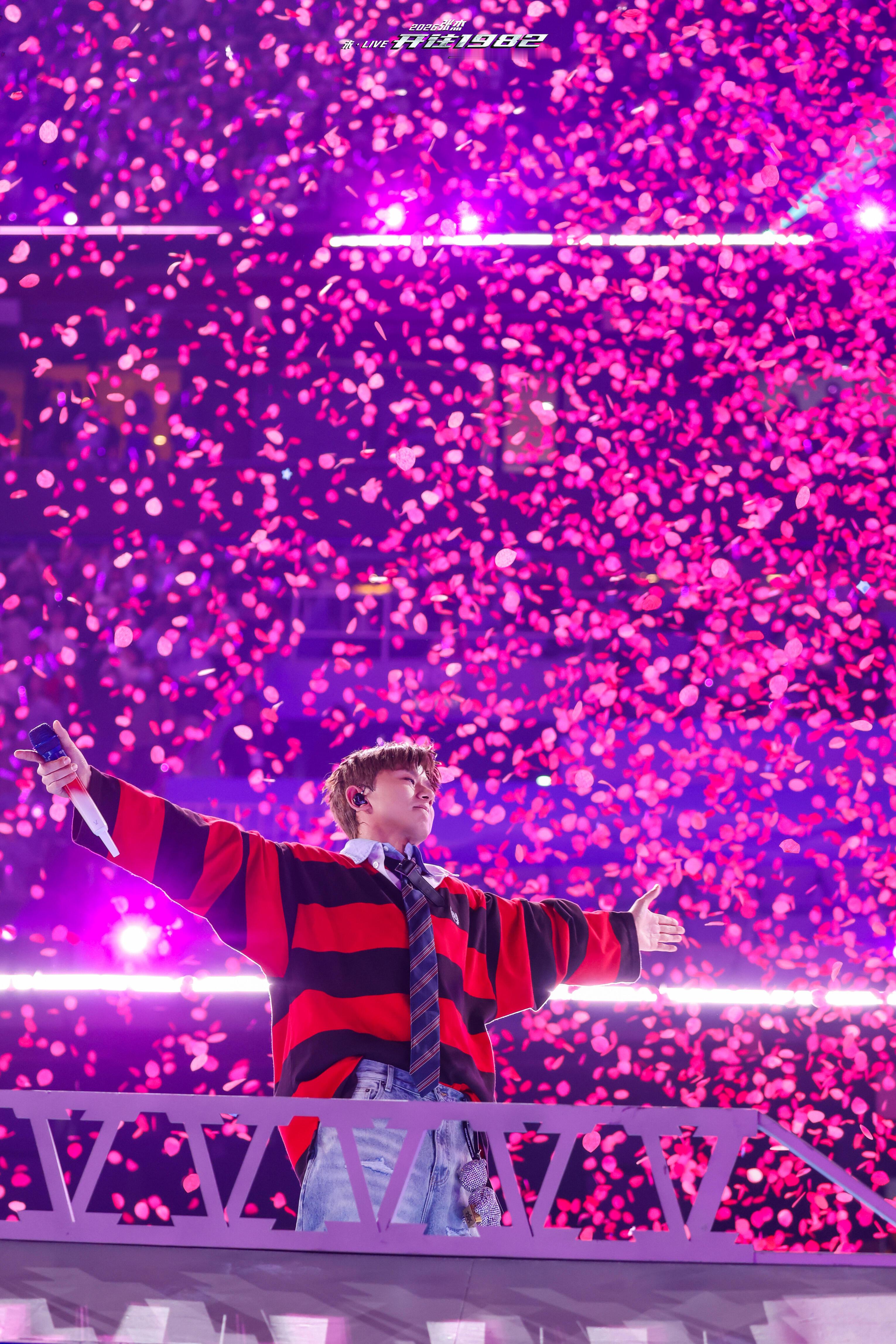 张杰说有唱歌的舞台是不容易的新浪娱乐《我的音乐你来听》鸟巢幕后特辑上线啦！张杰鸟