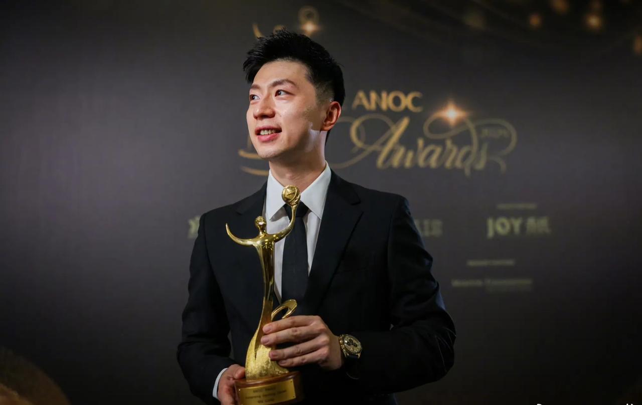 马龙在葡萄牙举办的国际奥协全体大会的颁奖晚会获得杰出运动生涯奖。照片中的马龙一身