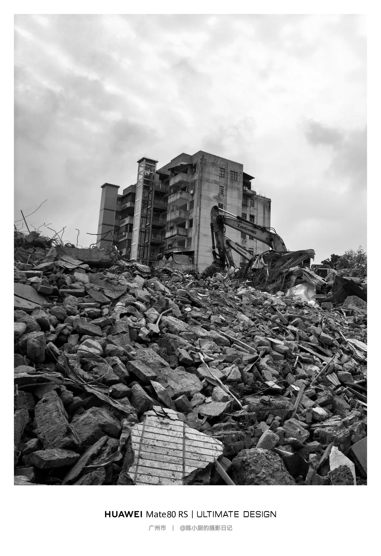 我手上这台华为Mate80 RS用了两个多月了，目前最满意的就是拍照和屏幕，还有