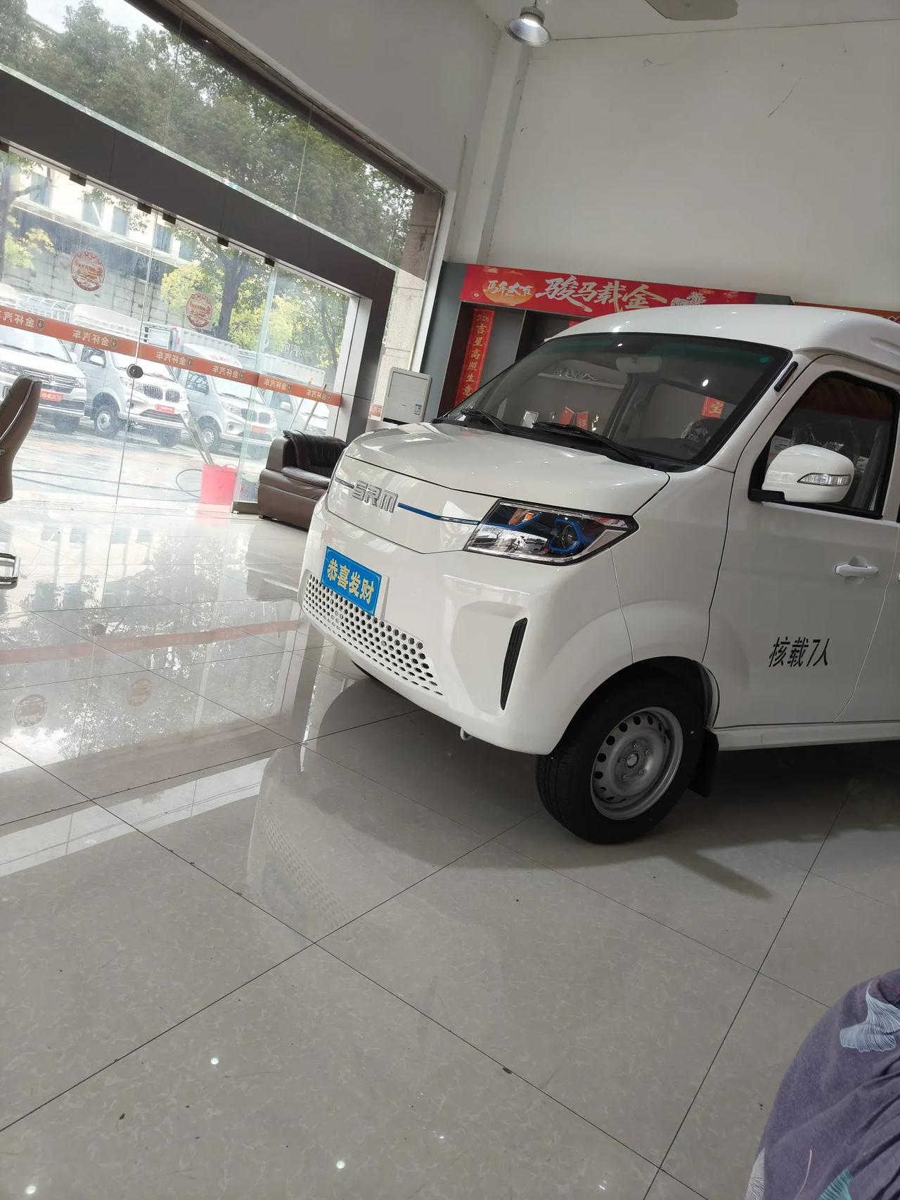 我对路虎揽胜运动版颇为心动，那车外观霸气十足，动力强劲有力，开在路上回头率极高，