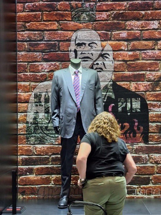 NYCC的#夜魔侠:重生#展位穆斯的涂鸦墙和金并DD的服装， 值得注意的是这套D