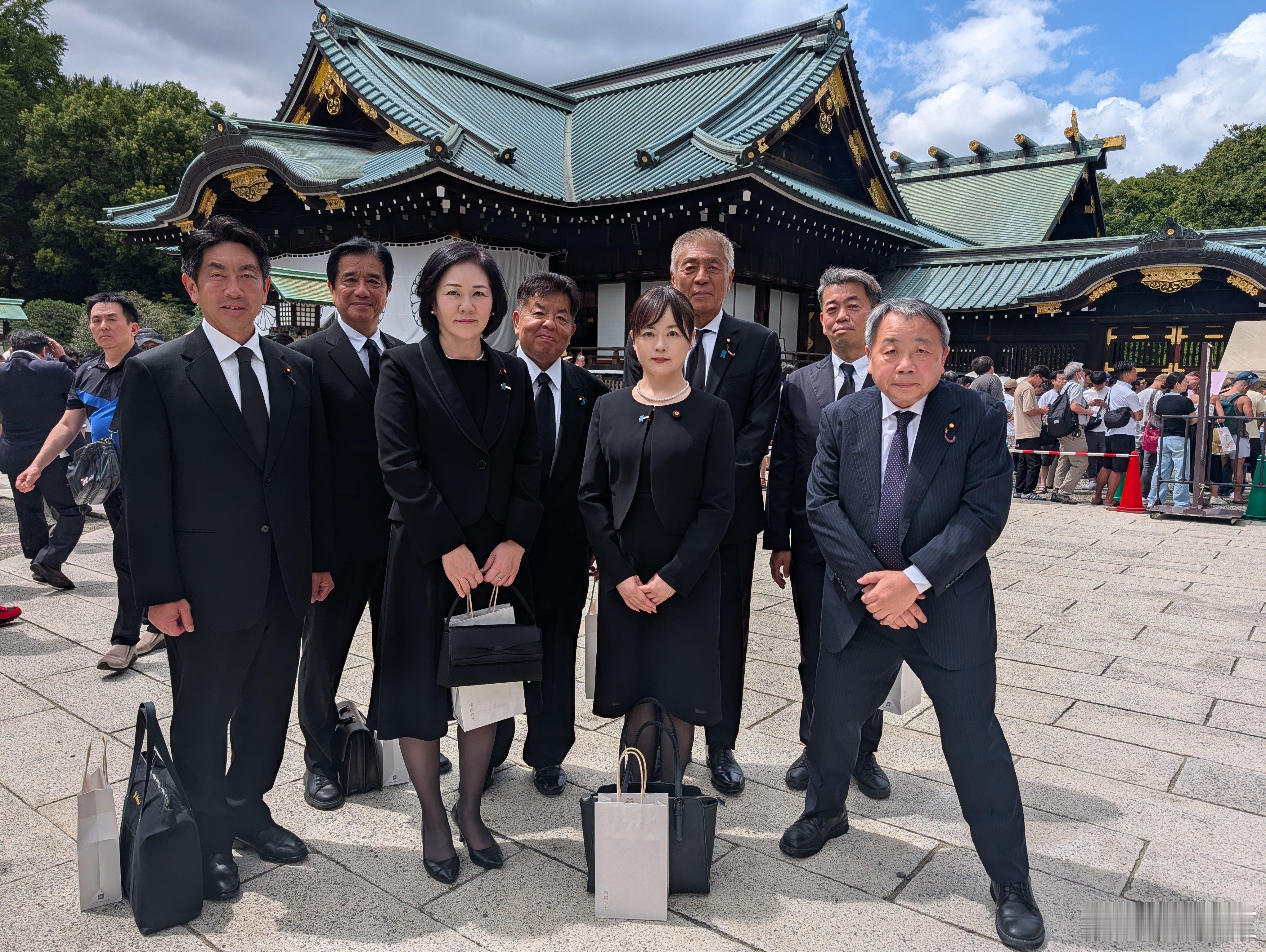 大批日本民众排队参拜靖国神社石平 你可以舔现在的日本，但是你参拜的这些在地狱里的