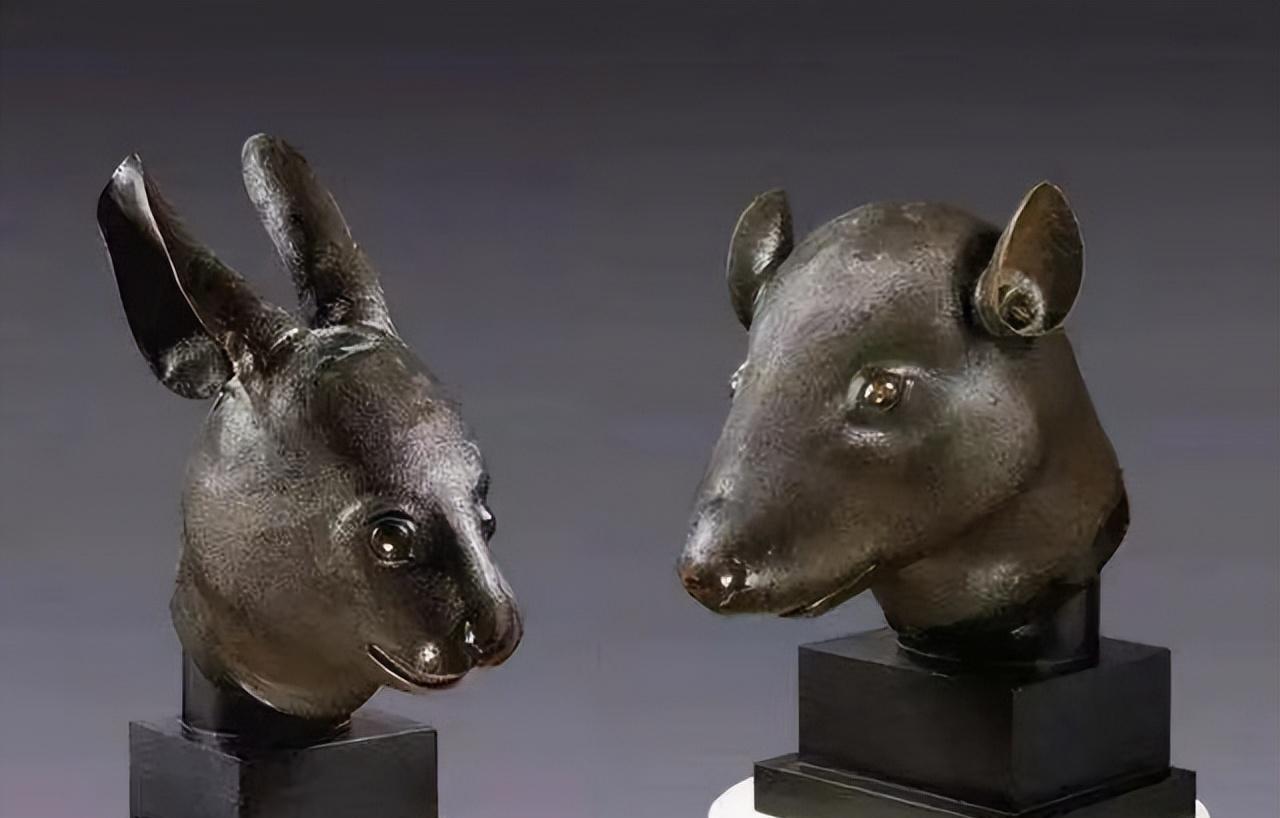 一名中国男子以2.7亿的价格，从法国购得了圆明园的兔首和鼠首，当对方要求付款时，