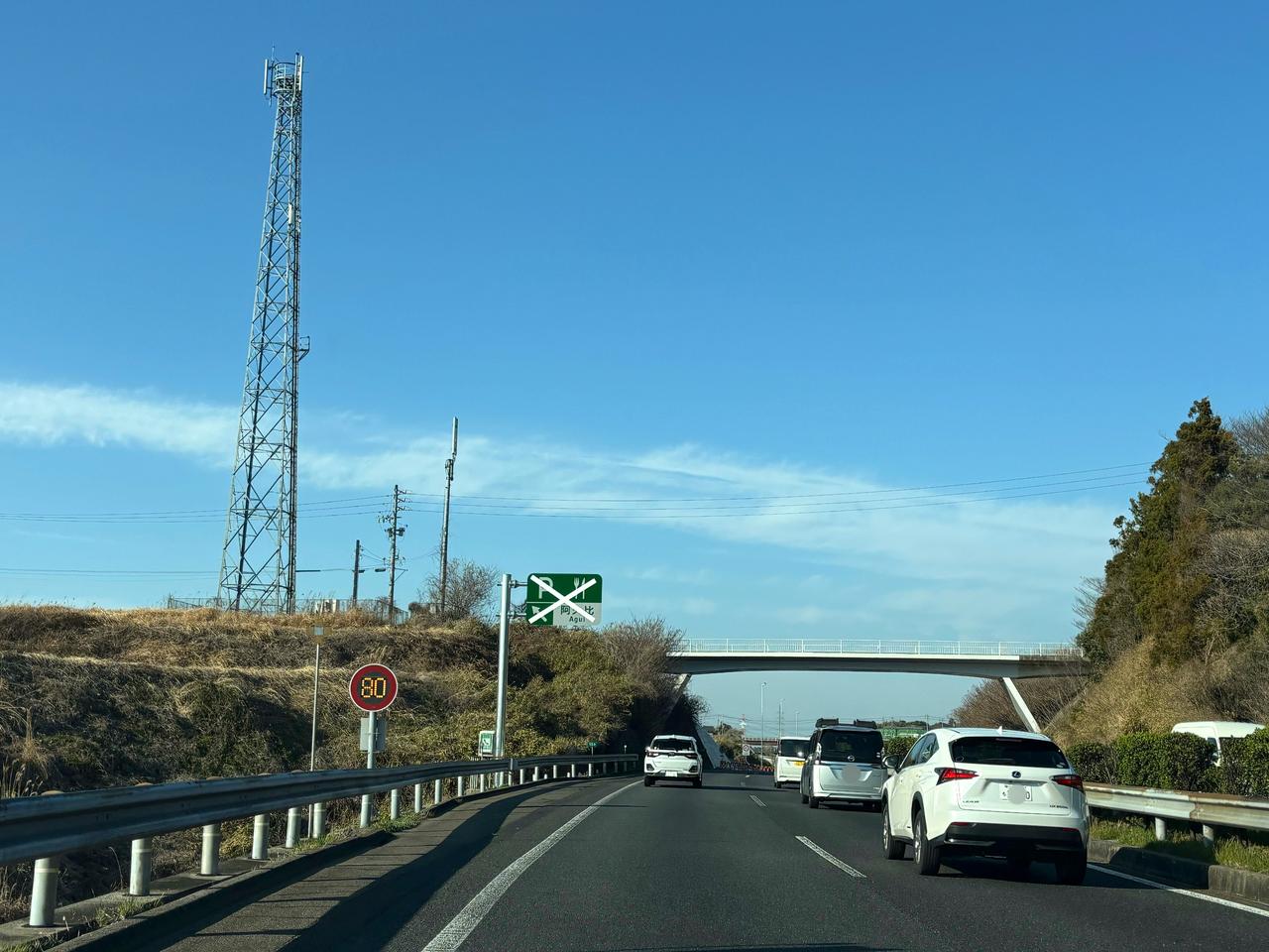 看起来像P上去的，其实是原图。日本的某高速服务区，由于还没有建好，但是牌子竖好了