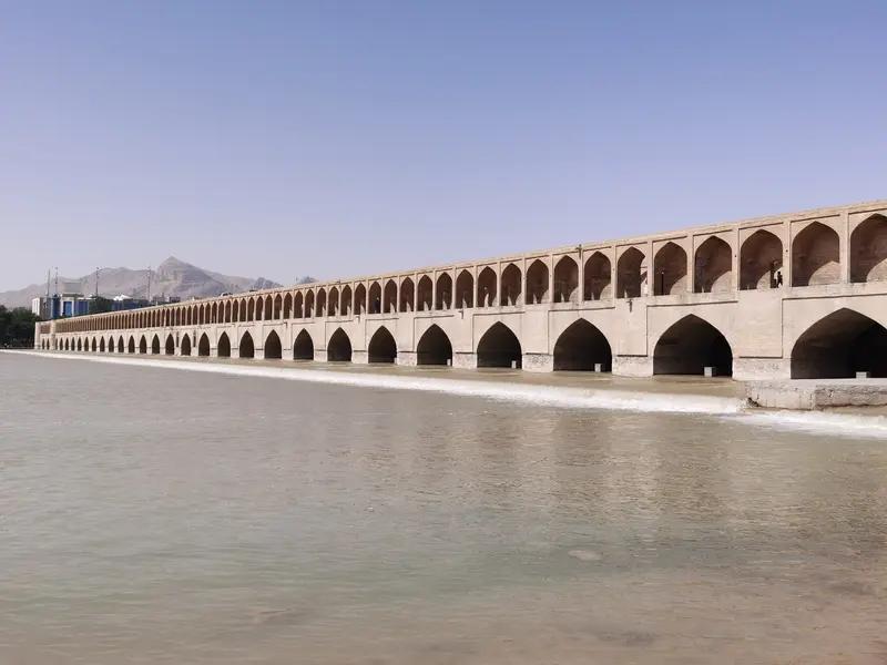 伊朗大概率不会在高压下彻底妥协，但会在核心利益红线内释放谈判空间。

从外部压力