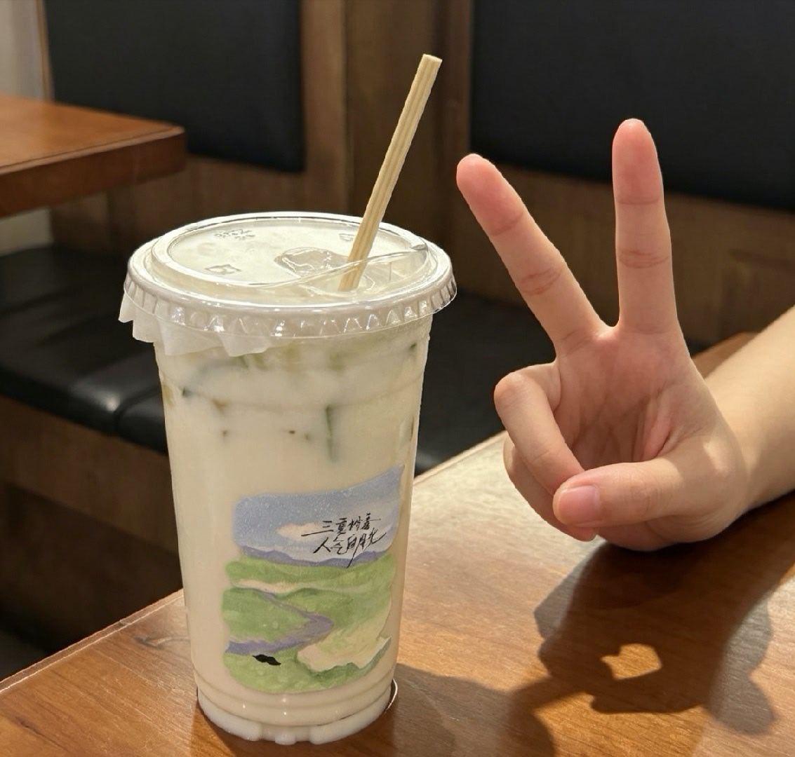爷爷不泡茶遇事不慌比个YEYE     喝口爷爷不泡茶，把好心情续上！喝口爷爷不