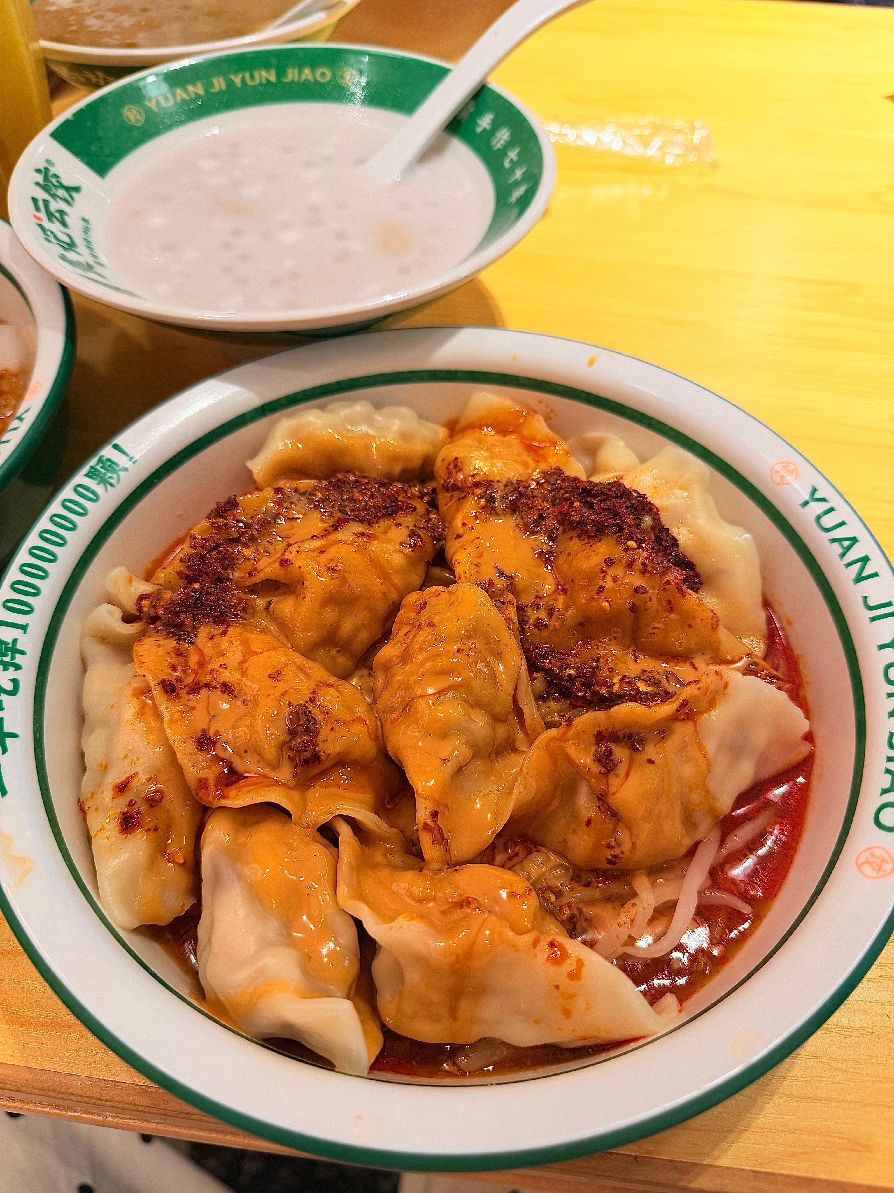 第一次吃袁记云饺 咪的天便宜又好吃！红油比麻酱更美味！我喜欢香菇马蹄 要是你们去