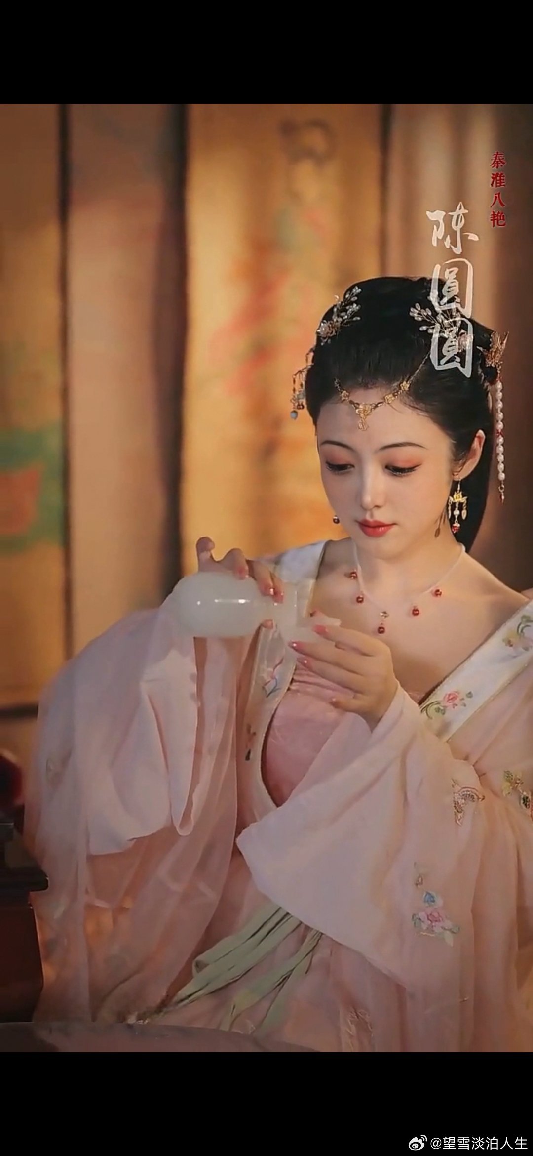 #情爱日记[超话]#              《残温》莫问残樽酒，秋来叶纷飞。