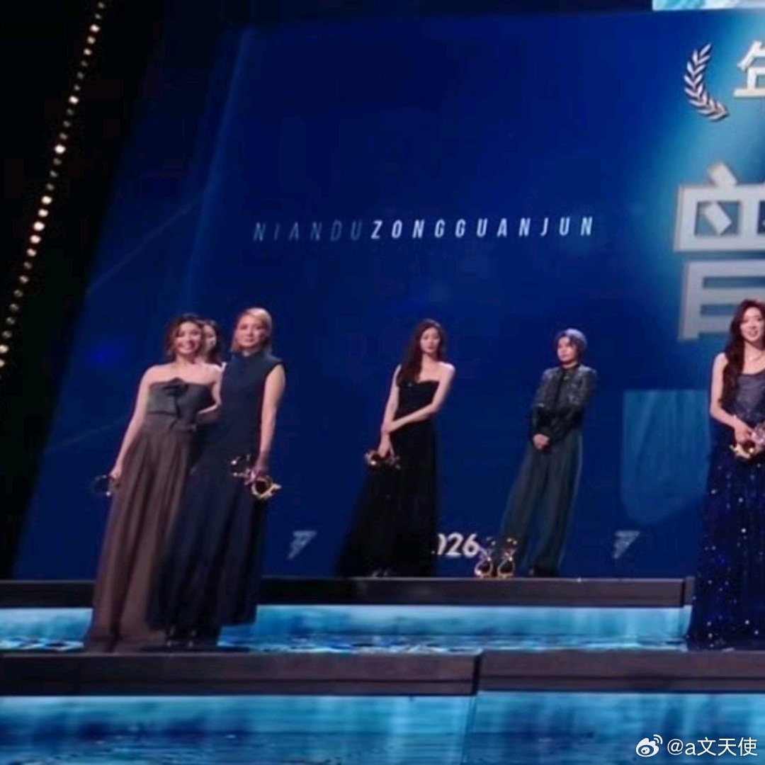 王濛把奖杯放在脚边了2026年6月27日《乘风2026》成团夜，王濛在获得“乘风