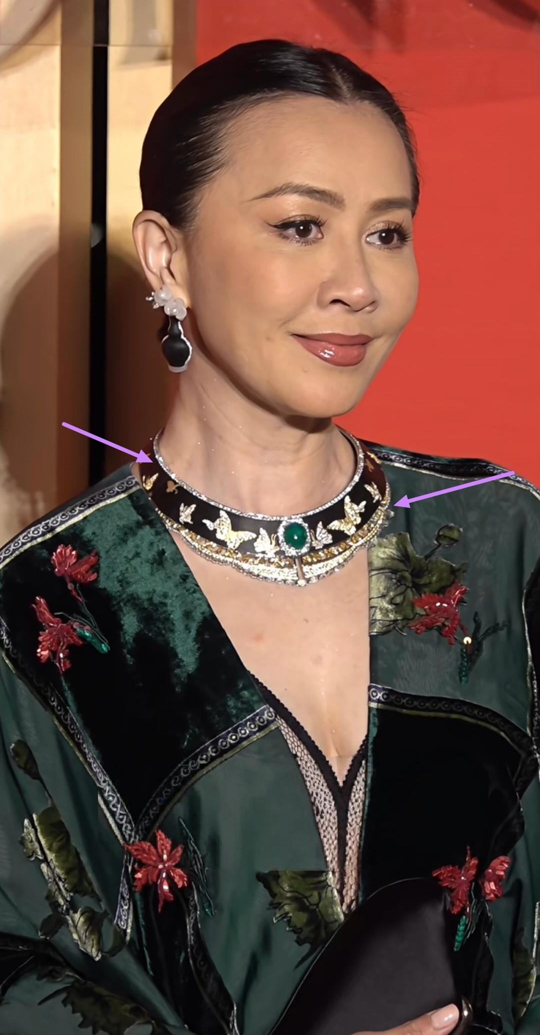 天啊！天啊！59岁的刘嘉玲暴露年纪了，她的颈纹好明显，这是她这两天参加珠宝活动的