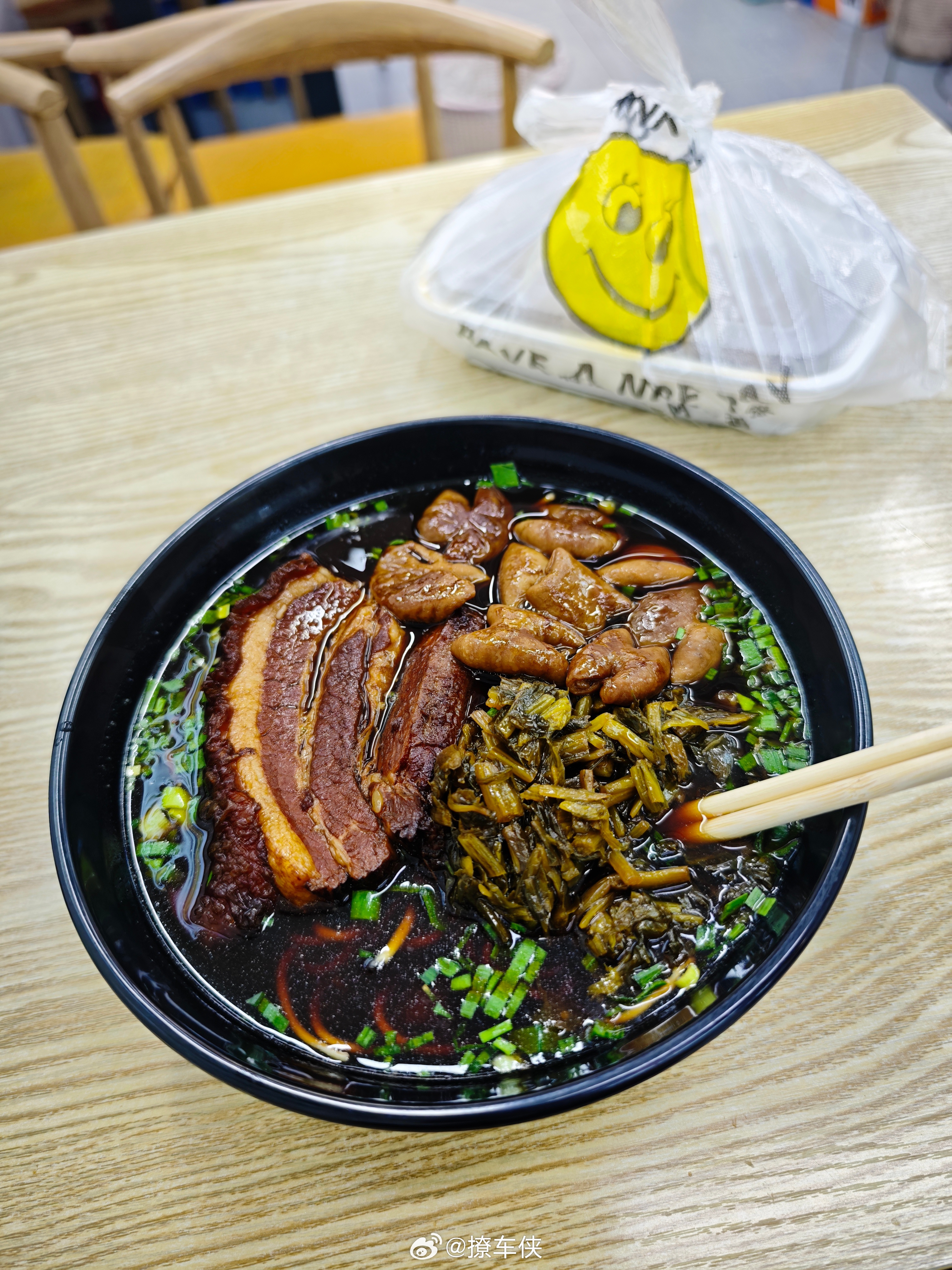大肉➕肥肠双拼吃的真爽，再打包一块大肉回去给娃儿晚上吃[酷]好好吃饭 ​​​
