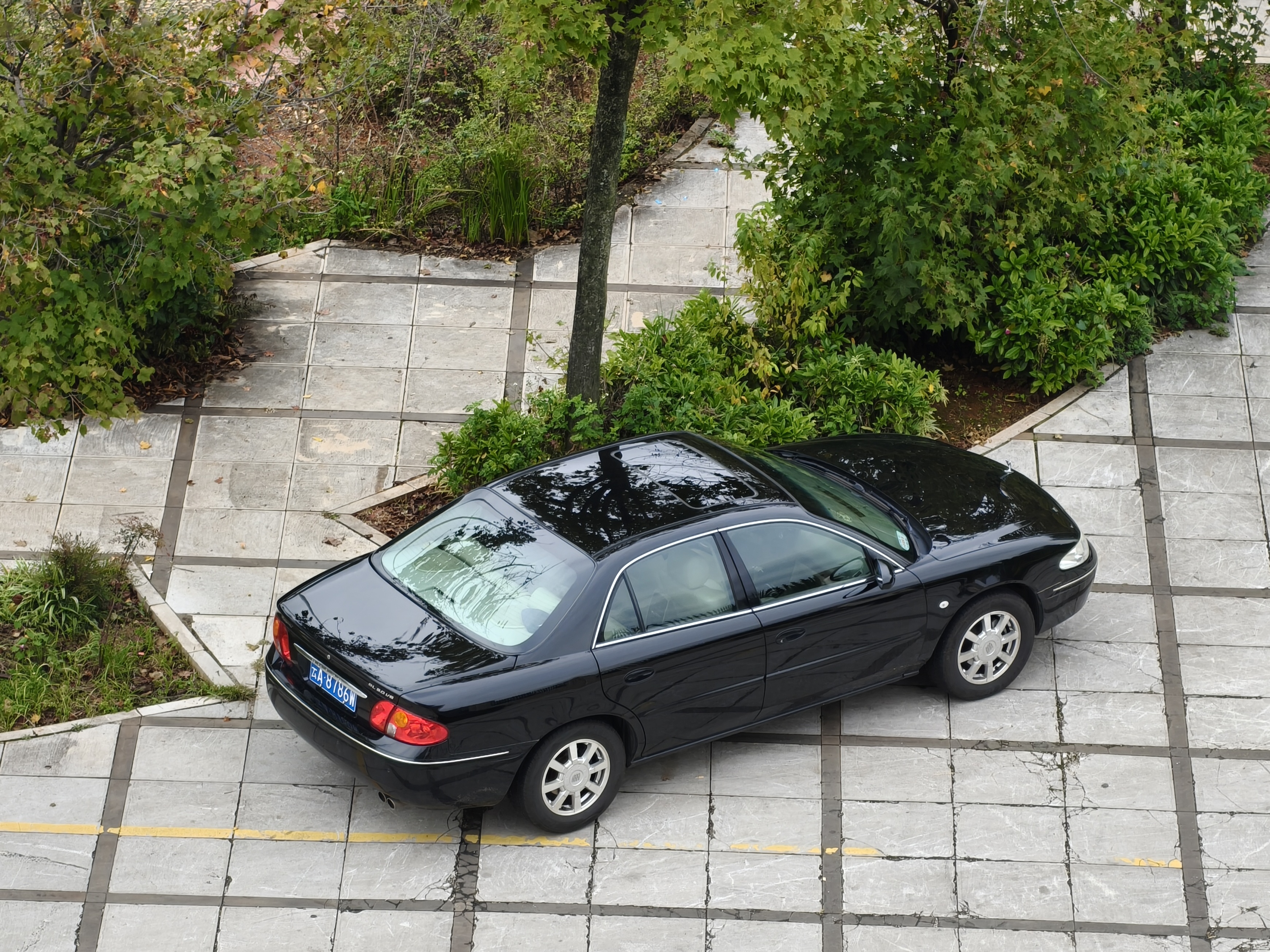 天气冷，停好车骑车来小巷子里吃羊汤锅，68的小锅居然两个人吃得很饱，真好[赞][