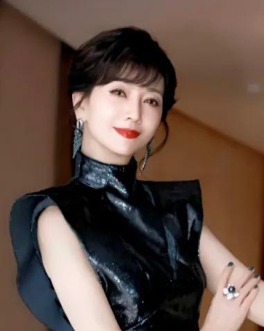 1975年，21岁的赵雅芝嫁给了31岁的香港名医黄汉伟，婚后仅三年，赵雅芝便与已