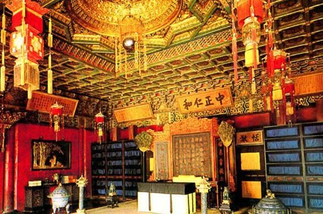 和珅敢贪的底气，不是乾隆宠他，是他知道自己不可替代



乾隆问和珅，满朝文武都