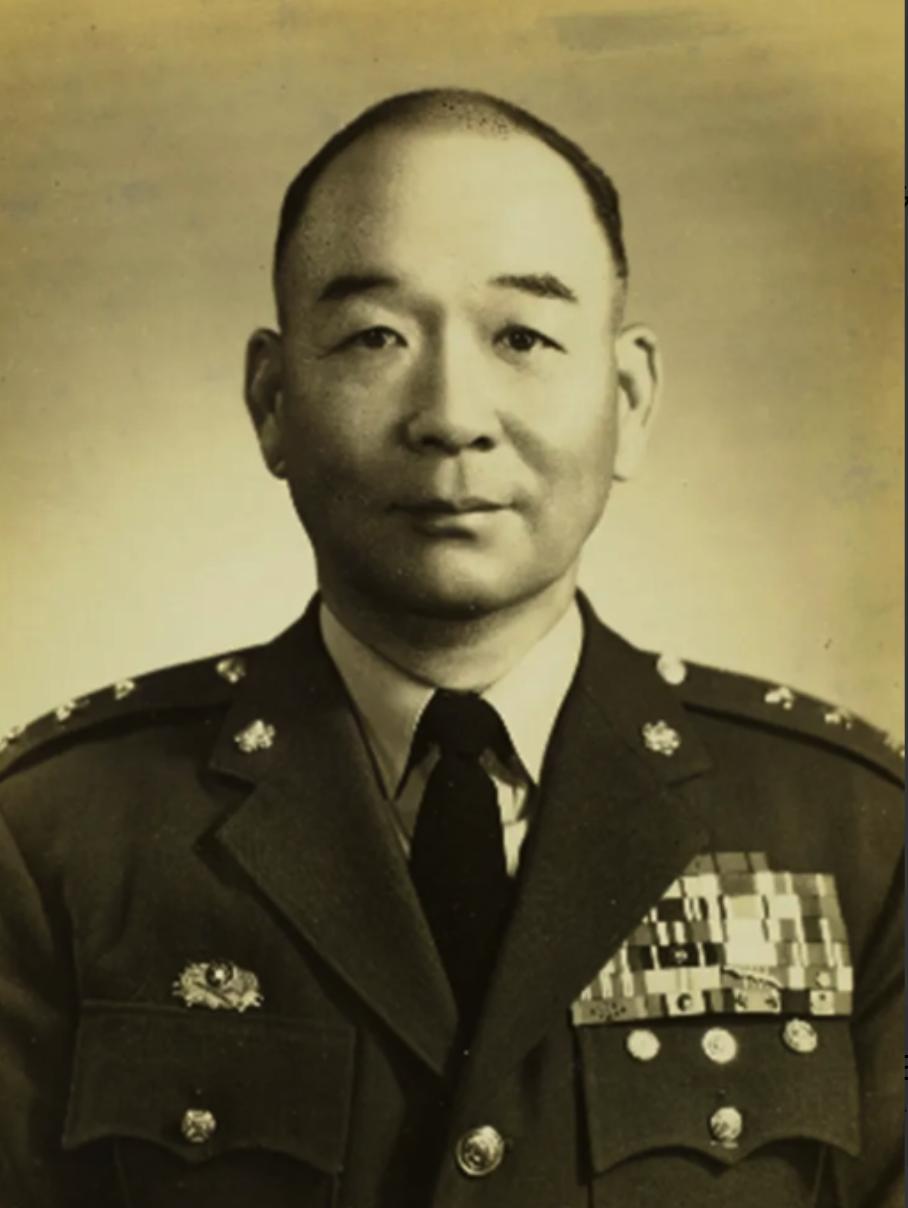 1942年，胡琏想纳妾帮妻子分担。妻子听闻不恼，反问：“肥水怎流外人田？”竟把堂