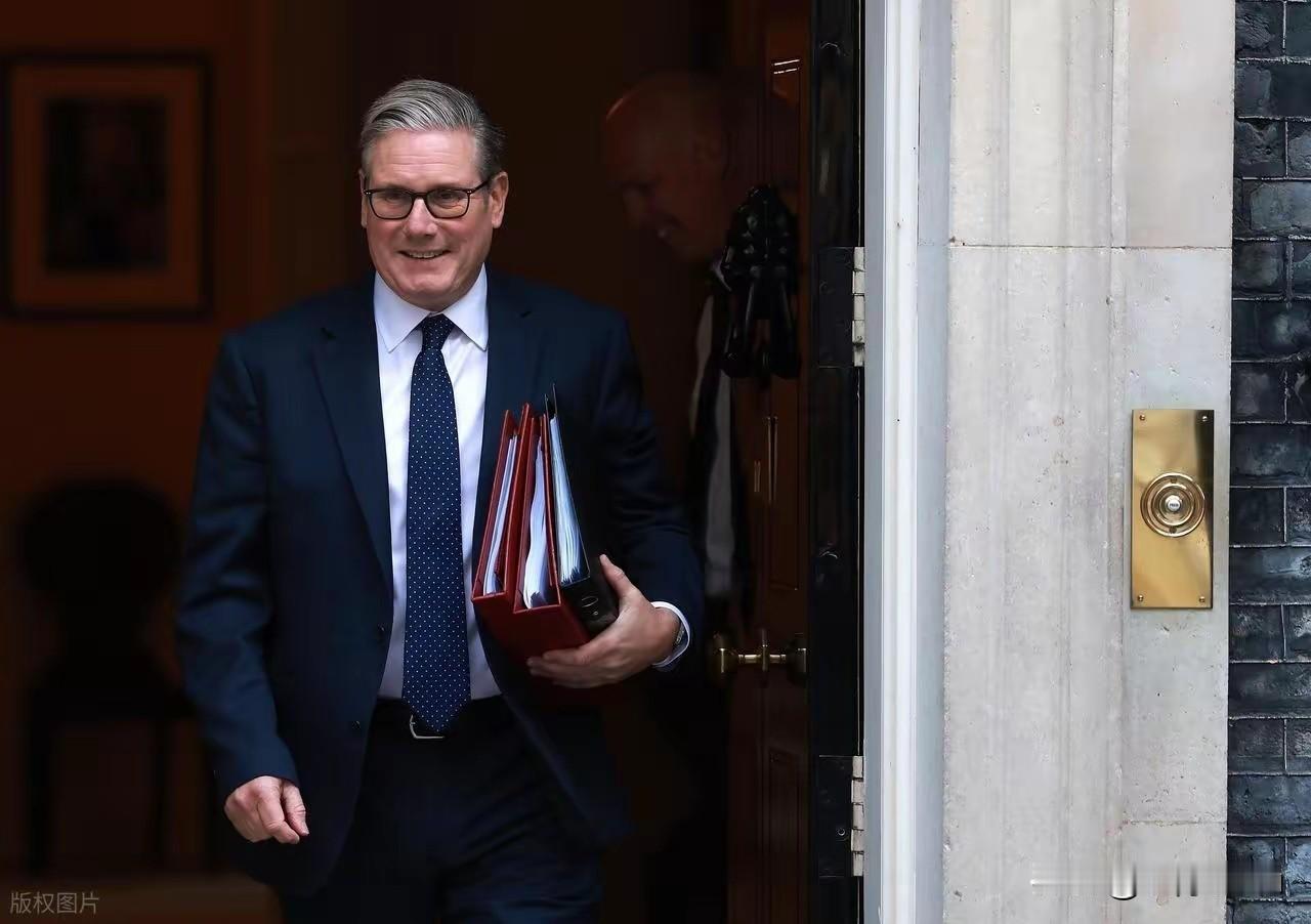 斯塔默还没登上访华飞机中
方打出王炸
英媒炒作斯塔默2026年1月底访华、中方否