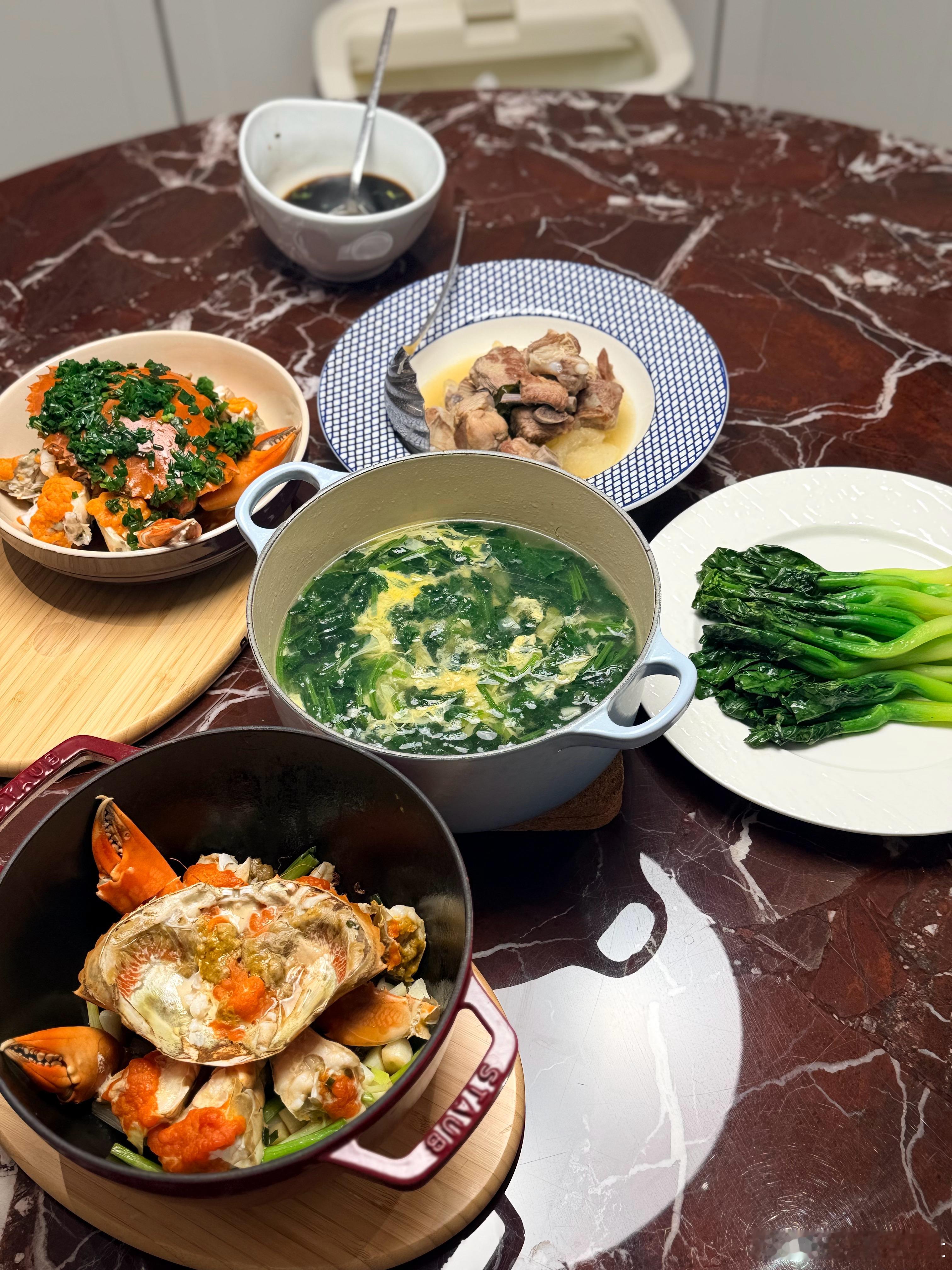 找了个大厨上门做饭，第一次收费128元。他可以去菜场帮忙买菜，挑来的膏蟹品质还挺