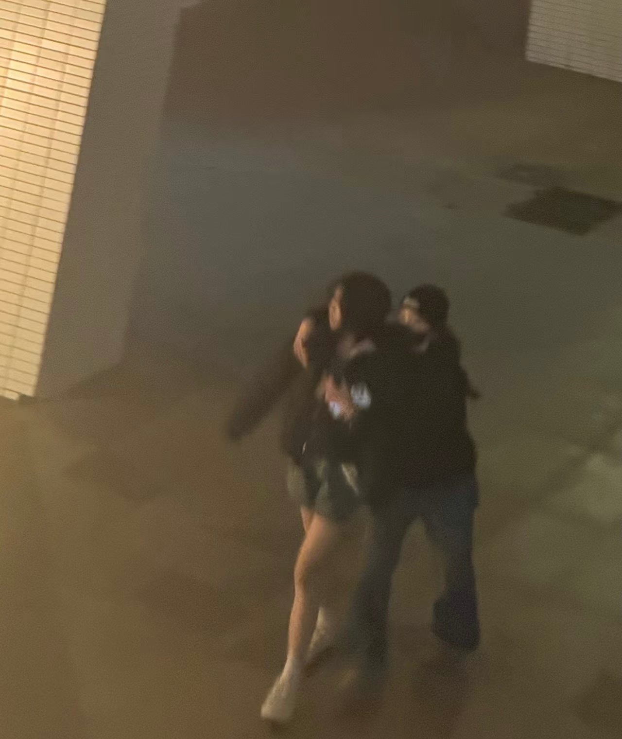 杨超越拍戏被偶遇据说本人脸超级小，完全是长腿美女 