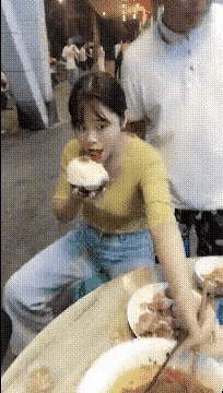 妹子，相亲吃饭何必这么着急，细嚼慢咽装一下斯文，彩礼也能多要一点，看来18万的彩