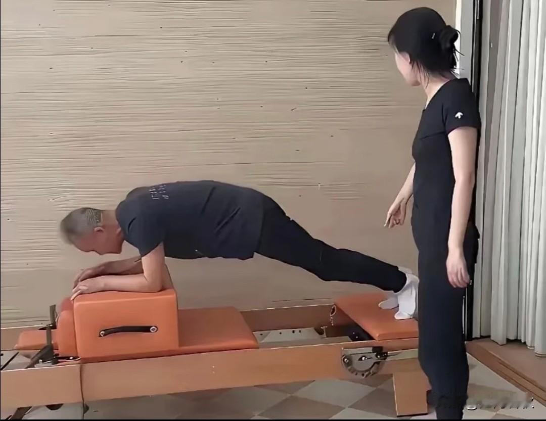 王石也不容易啊
都75岁了，还要做俯卧撑
还有人监督
不规范都不行
[笑哭][笑