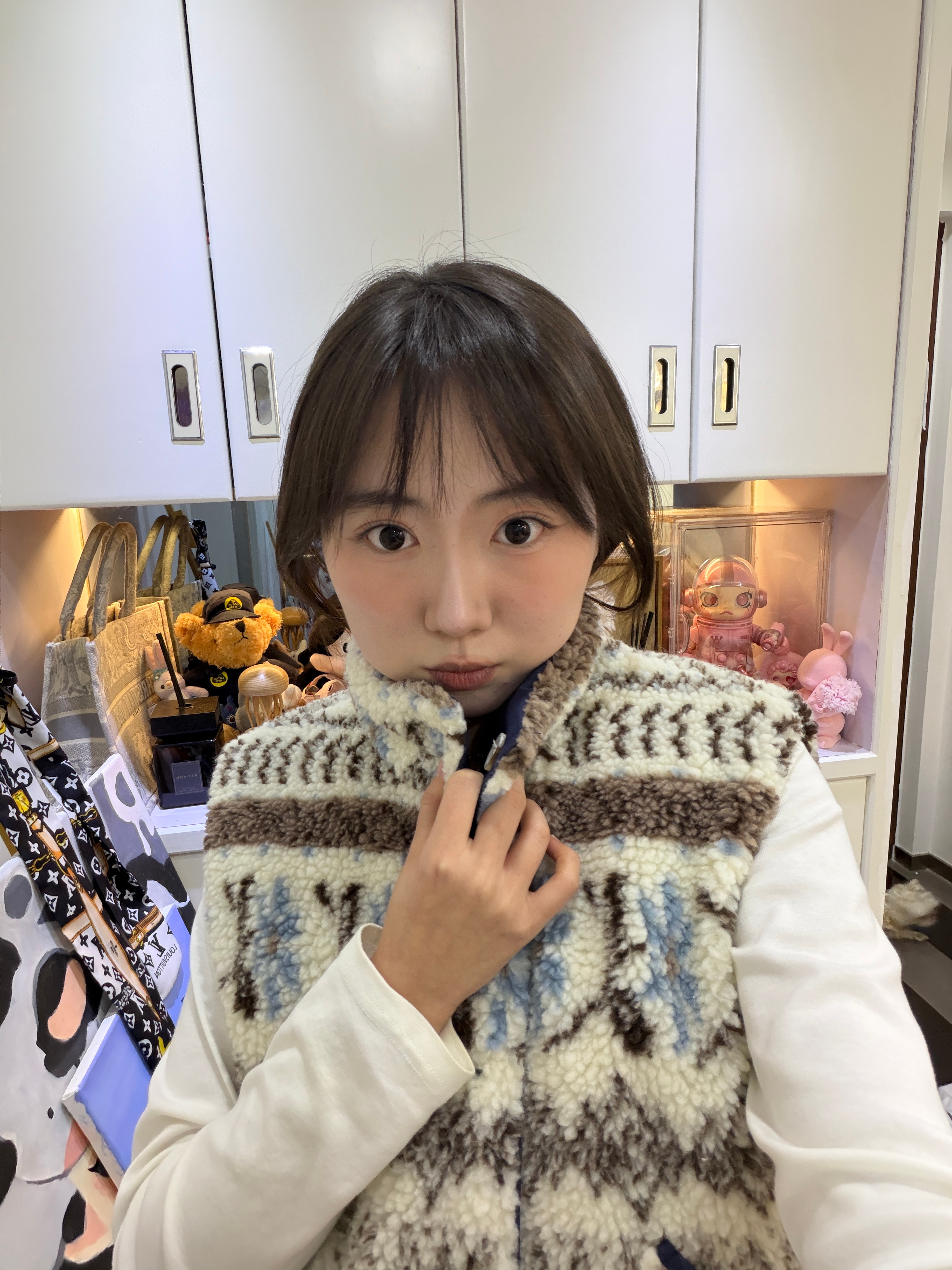 好喜欢这件马甲猫猫最近特别粘人 我在哪里就立刻靠过来