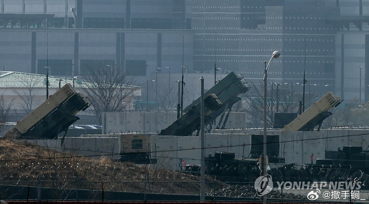 韩联社称曾集结在韩国平泽市乌山基地的美军大型运输机近期纷纷离开韩国，引发外界对驻