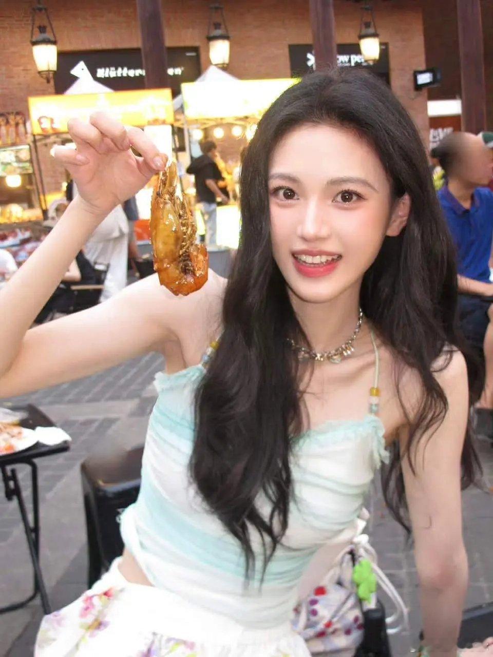 沈羽洁剧里不是我的菜，我可能确实更喜欢甜妹脸，但她确实漂亮，看看不二播的怎么样，