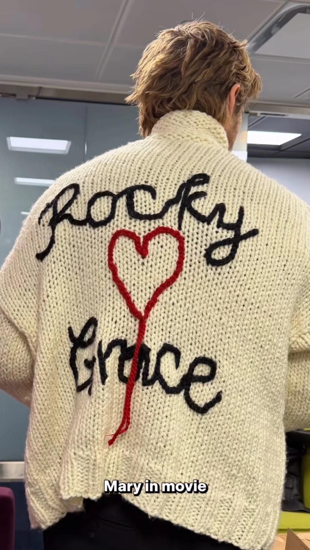 英国的跳水奥运冠军托马斯·戴利给瑞恩·高斯林织了一件《挽救计划》中的毛衣，背后写