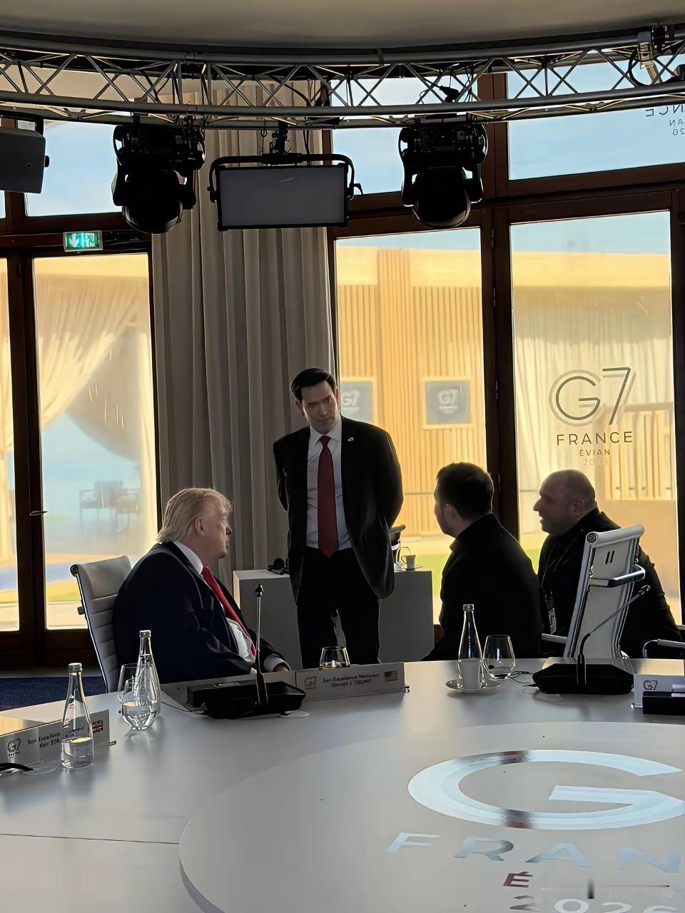 其实西方国家并不注重礼节性的东西，不信你看G7峰会上的一幕，美国国务卿鲁比奥背着