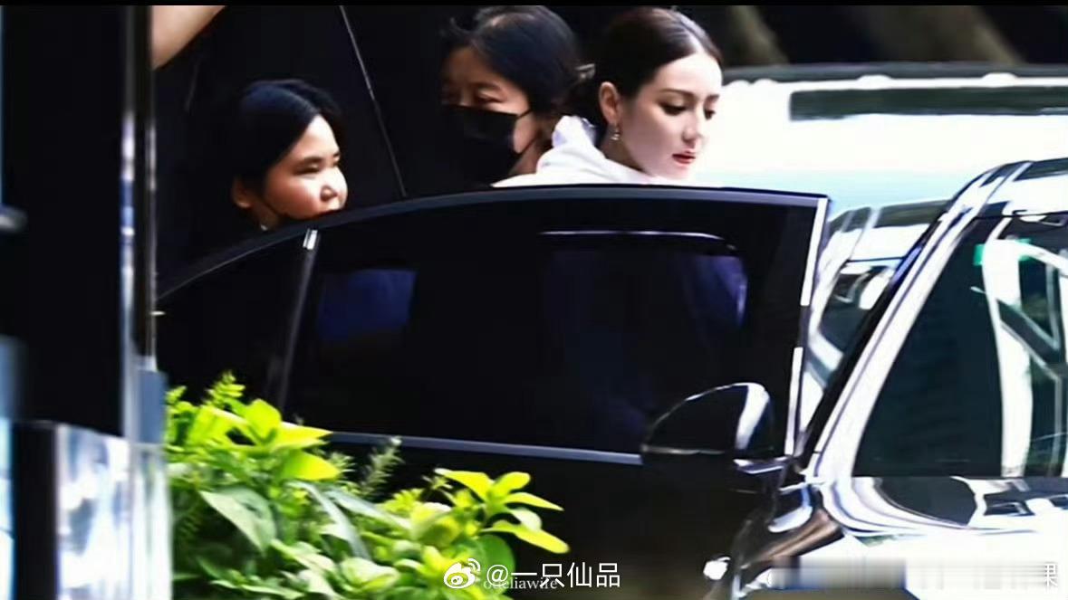 迪丽热巴大光明盘发卧槽，卧槽，卧槽了热巴出现即出圈，太权威了吧！迪丽热巴w盛典大
