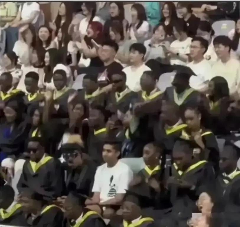咋一看，怎么觉得这个学校是在非洲的？里面几乎都是黑人留学生！实际上这个学院不是在