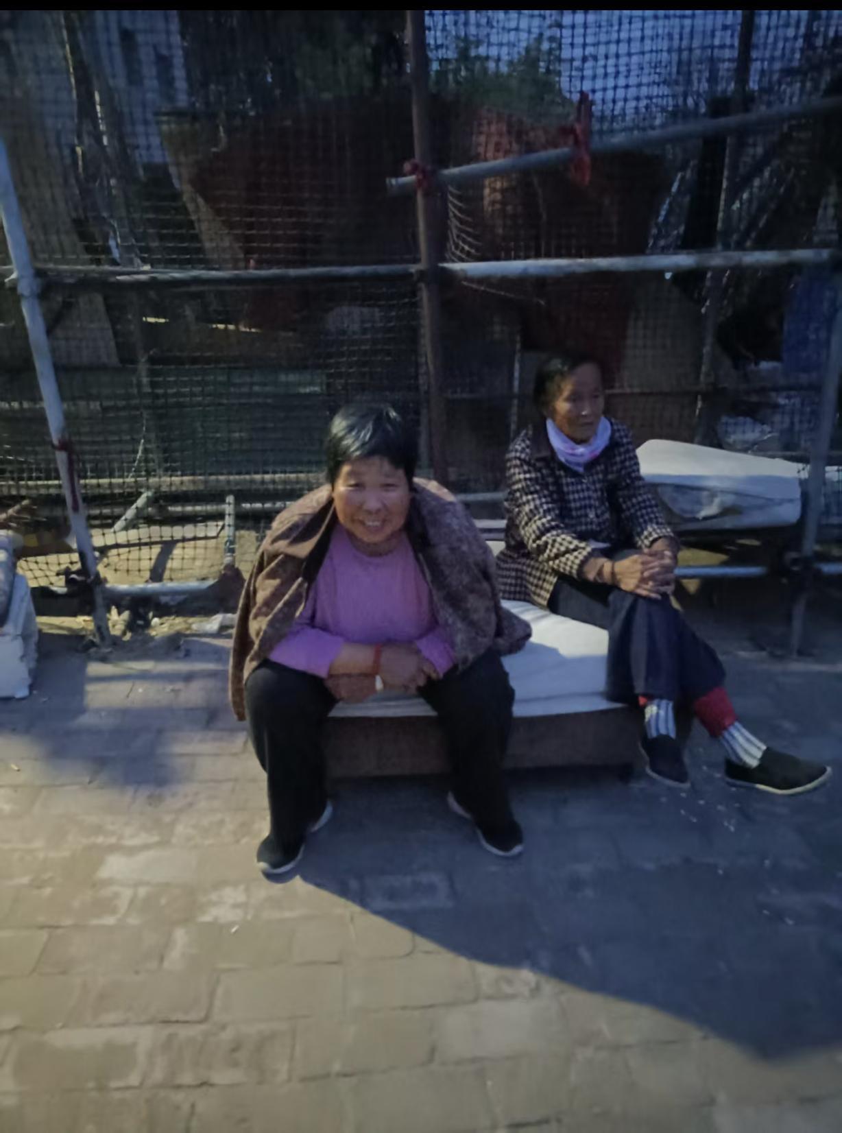 就在前一个多小时，老伴给我发过来一张图片，让我的心飞到了老家。
现在的天气是一年