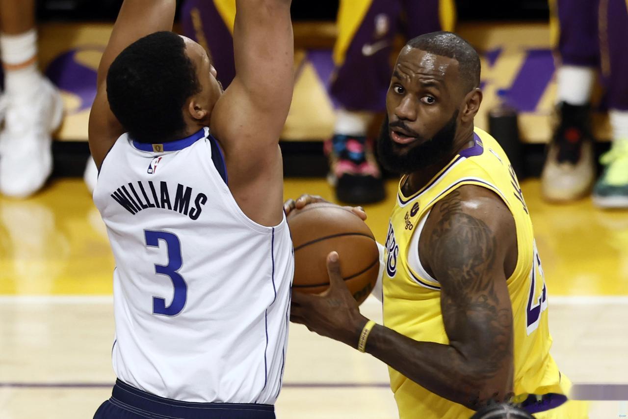 NBA常规赛，湖人101-104独行侠，詹姆斯关键失误和投丢三分，必须承认的2个