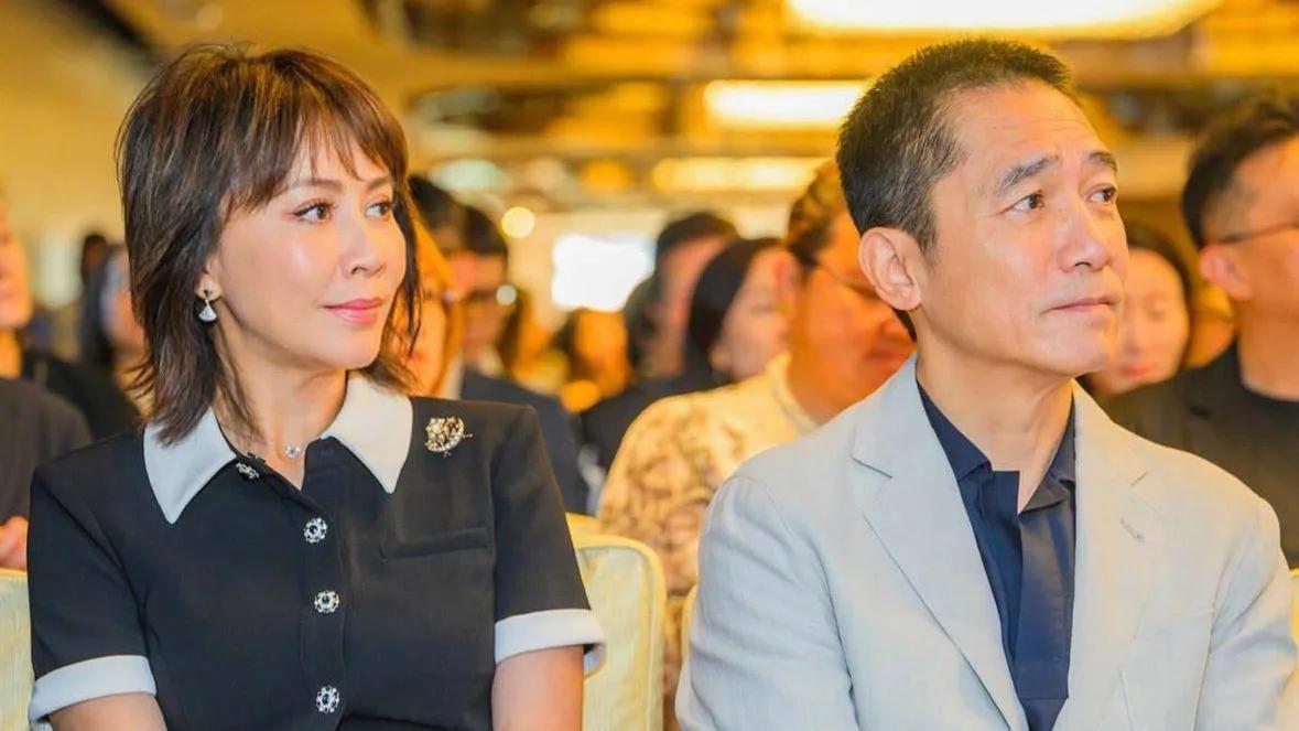 刘嘉玲与于适合影时，眼波流转间笑意盈盈，轻启朱唇调侃道：