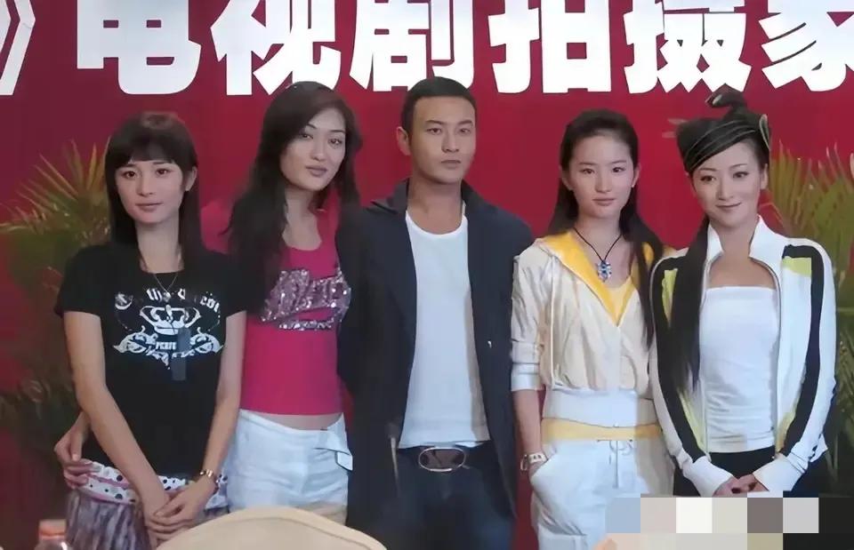 五位青年演员同框，原谅我只认得三个，一个叫玫瑰，一个叫白浅，一个叫杨过。其它两位