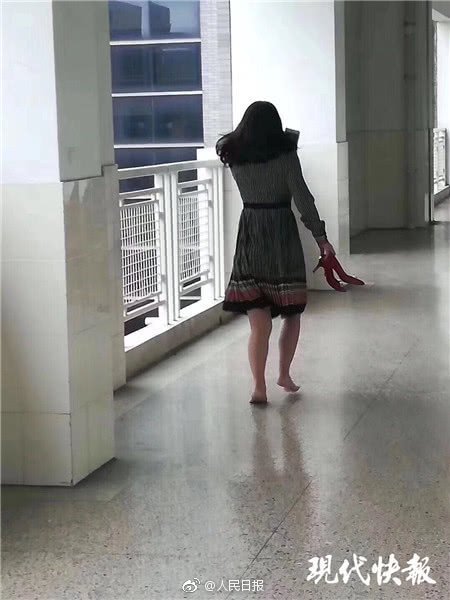 到学校给儿子送东西，担心高跟鞋声音太响影响学生听课，一位妈妈竟悄悄脱下鞋子，赤脚