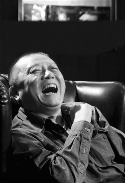 王朔这话通透又扎心：
“人生就是那么回事。就是踢足球，一大帮人跑来跑去，可能整场