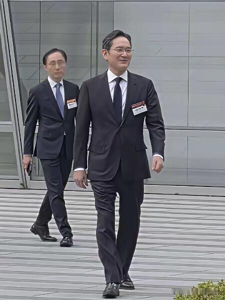 很多人不知道，韩国经济有多畸形：
三星电子+SK海力士两家公司，吃掉韩国股市一半