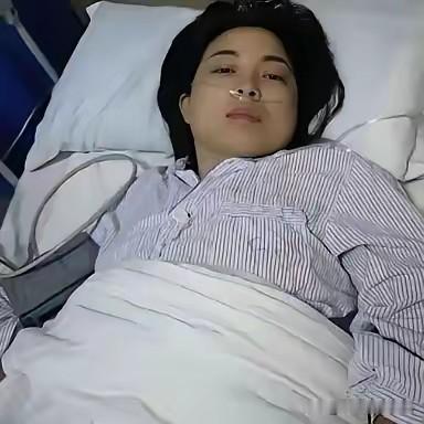 亲生父母狠心弃女跑路，无血缘的护工却自费守了植物人女孩整整八年。
人情社会里大家