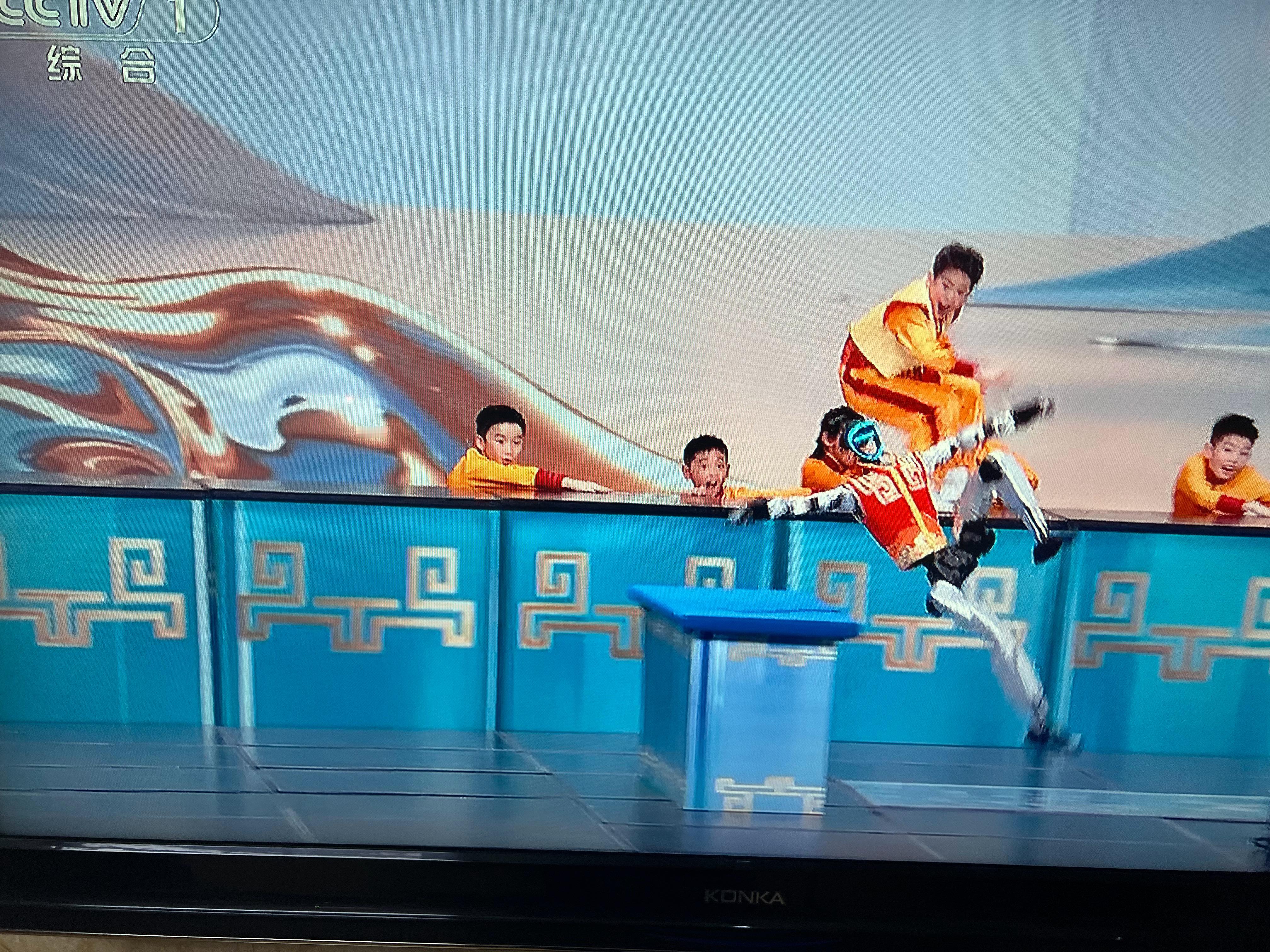 我拍到了春晚中国机器人摔倒（不是