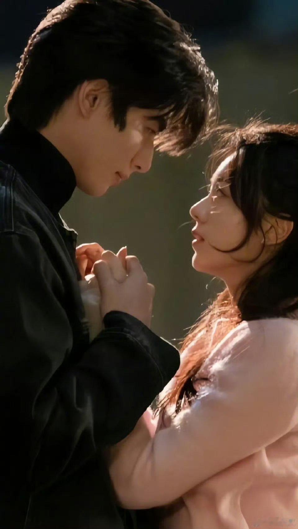 宋威龙赵今麦骄阳似我双人合照真的每一张都好有氛围感完全是双人拍照模板 