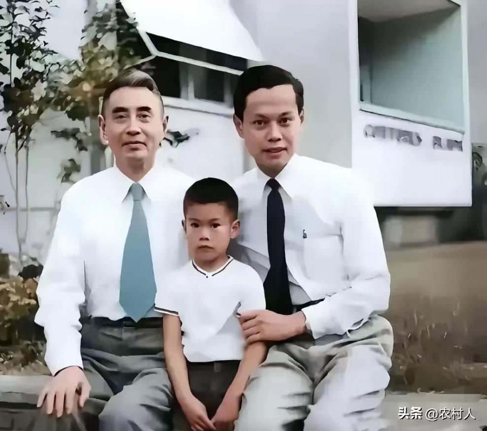 杨振宇和父亲杨武之的合影，父子两人都是学霸，一个比一个优秀。