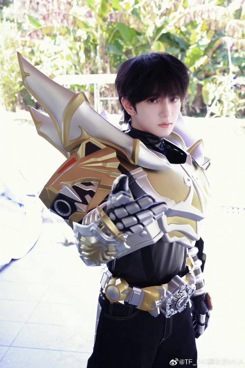 穆祉丞走到哪装备掉到哪这个帝皇侠真的过于帅气了！！！才发现穆祉丞原来是建模脸来的