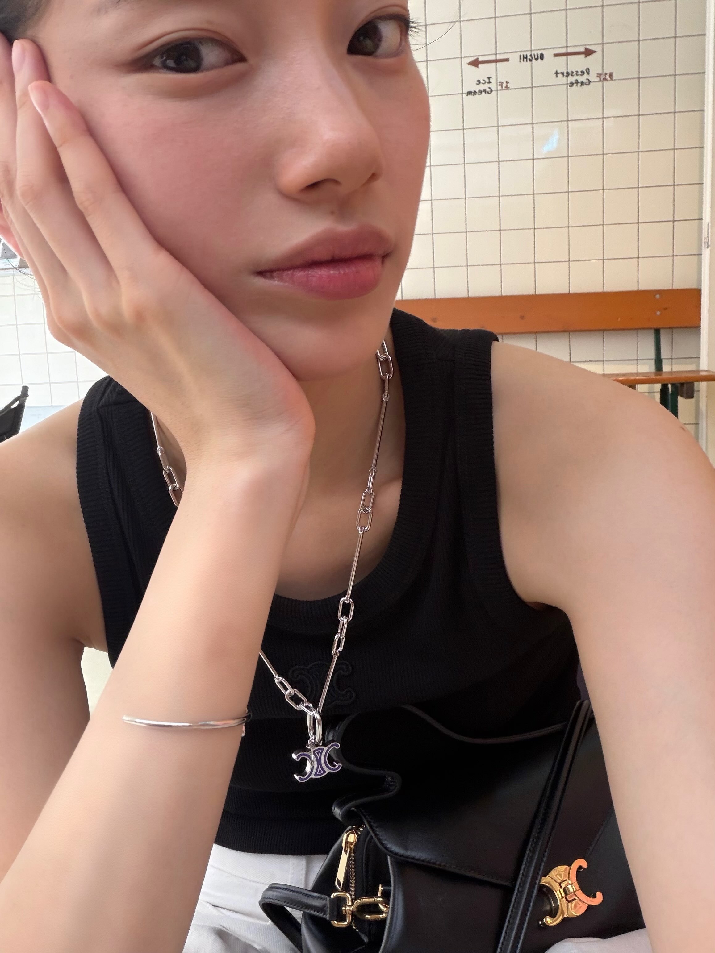秀智就这样不挑地点的出片 