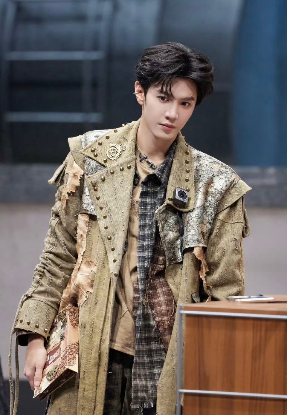 陈哲远与腹黑阴湿男的适配度大侦探 挑眉那一下，直接把人拽进戏里。平时有多乖，演反