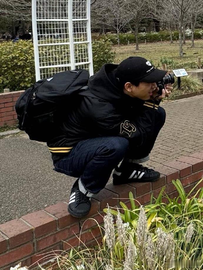 现哥为出片着实努力，各种姿势丰富多变，看得出在镜头前下了不少功夫。 ​​​