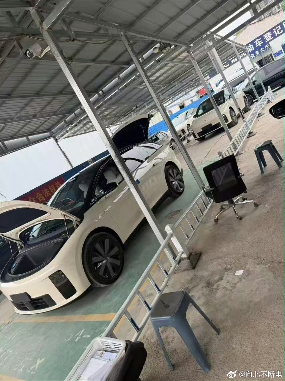 理想i6前备箱？还挺大啊 ​​​