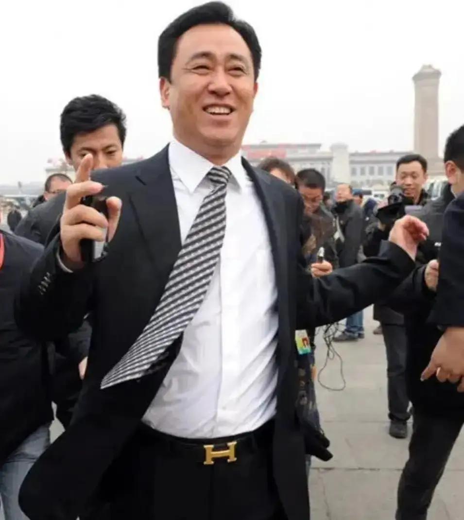 许家印，中国足球金元足球的始作用者，房地产业骗局的最大操控人，万千倾其所有家私购