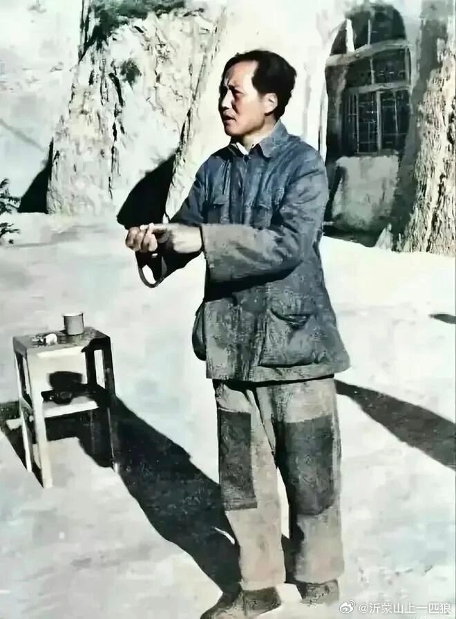 【强烈建议各级政府大厅悬挂毛主席的这张照片】       延安时期，吴印咸拍下一